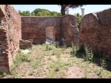 00879 ostia - regio ii - insula iv - terme di nettuno (ii,iv,2) - raum 7 - tepidarium - mitte - bli ri osten  - tuer zu raum 6 - 06-2022.jpg